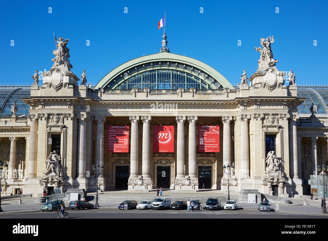 Grand Palais Palace an einem sonnigen Tag, blauer Himmel in Paris Stockfoto