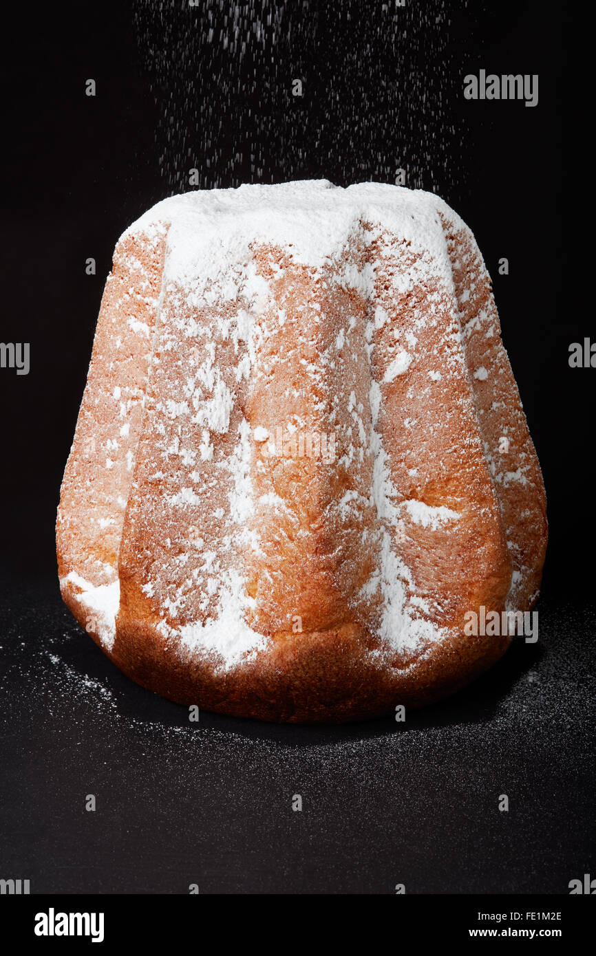 Pandoro, Weihnachtskuchen mit Puderzucker Zucker Schnee auf schwarz Stockfoto
