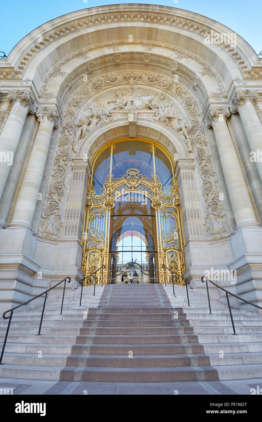 Petit Palais Palast, schön verzierten Eingang mit Treppenhaus in Paris Stockfoto