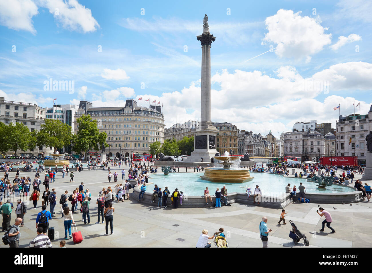 Trafalgar Square in einem sonnigen Tag, Menschen und Touristen in London Stockfoto