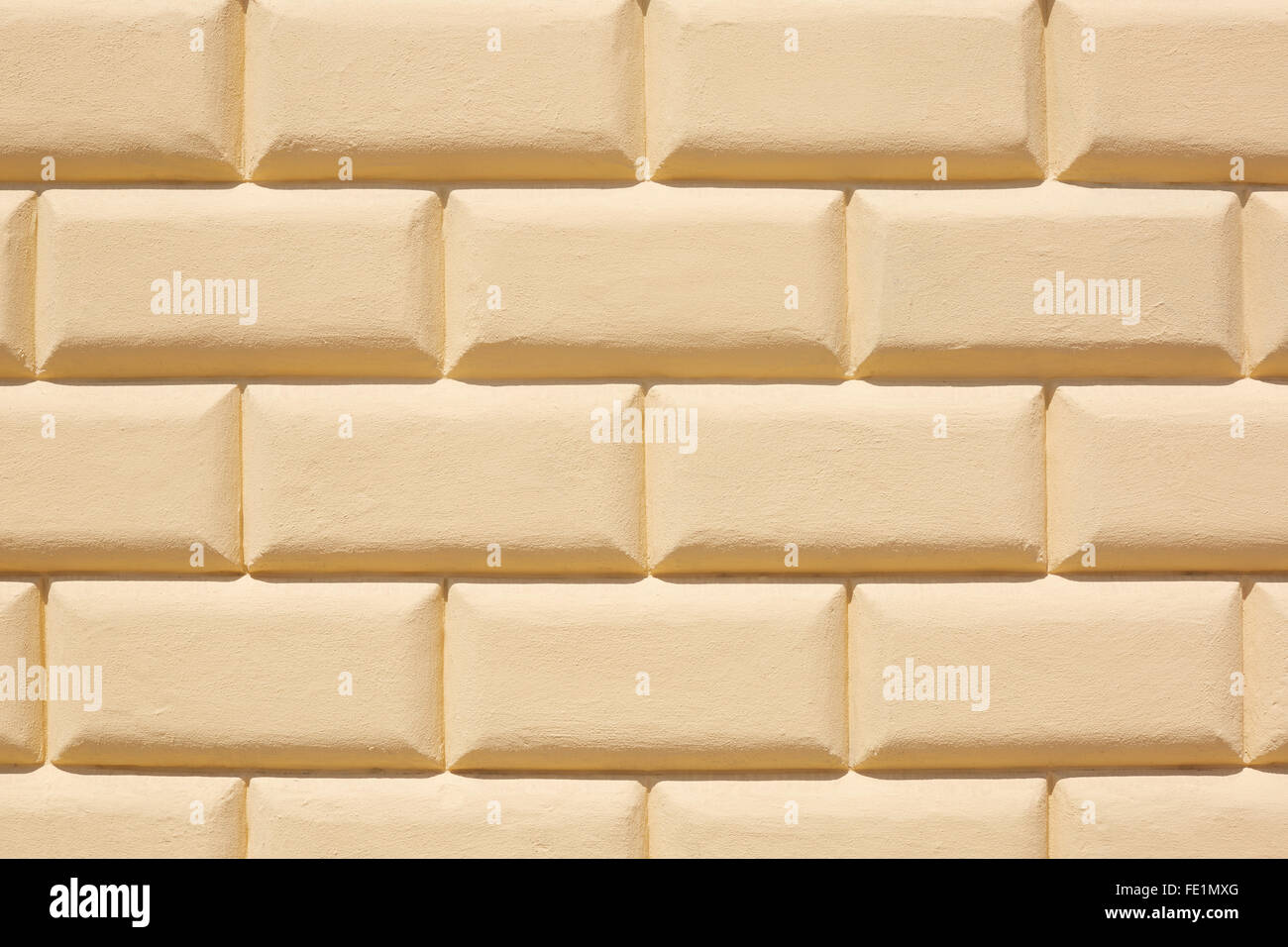 Gelb gefliesten Wand Textur Hintergrund im Sonnenlicht Stockfoto