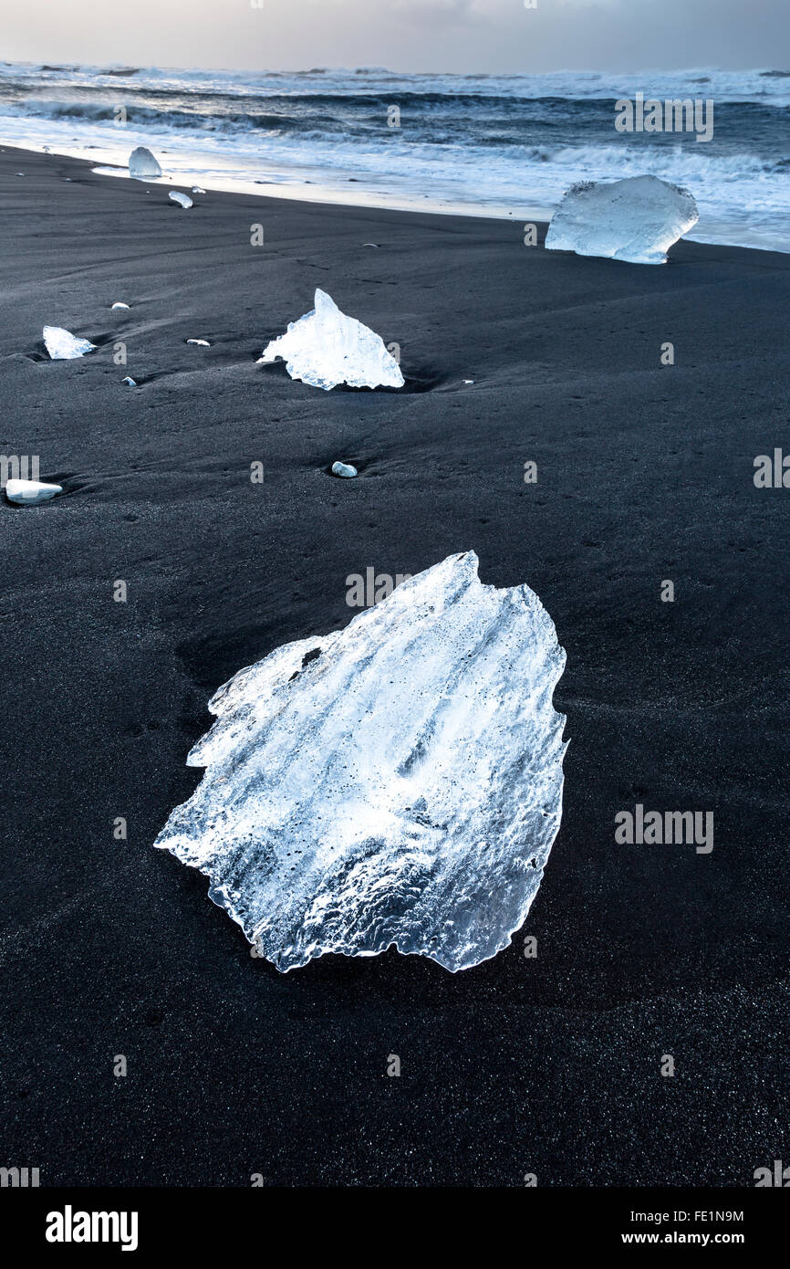 Eisberge am Strand von Jökulsarlon Gletschersee, Island Stockfotografie ...