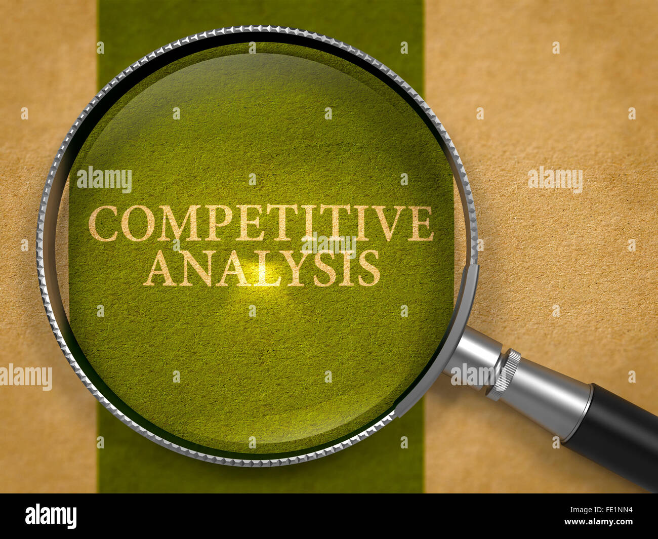 Wettbewerbsanalyse durch Lupe auf dem alten Papier. Stockfoto