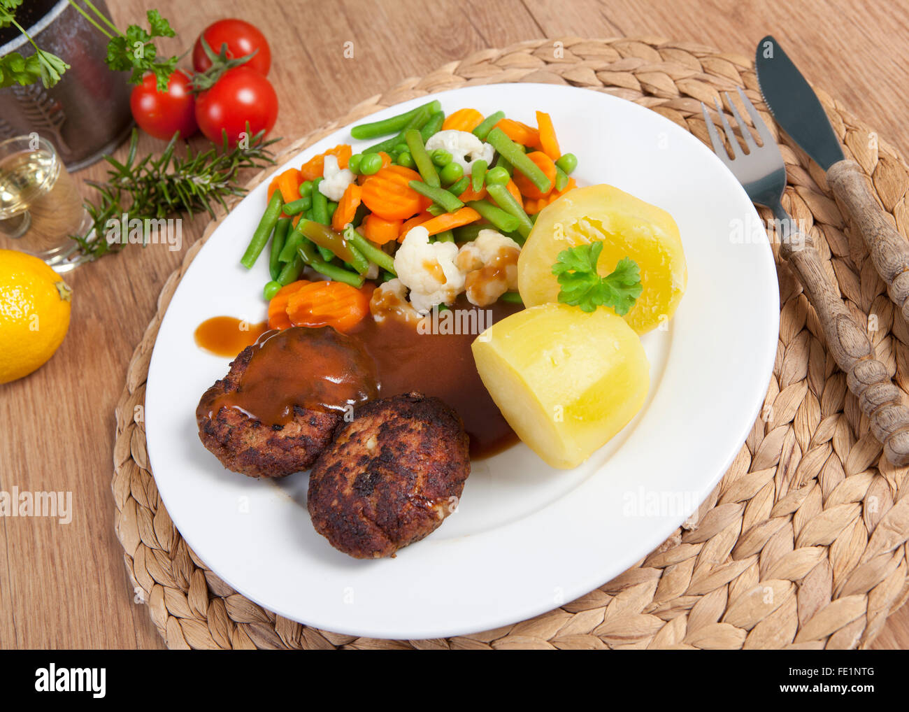 frittierte Fleischbällchen auf einem Teller mit Gemüse und Kartoffeln Stockfoto