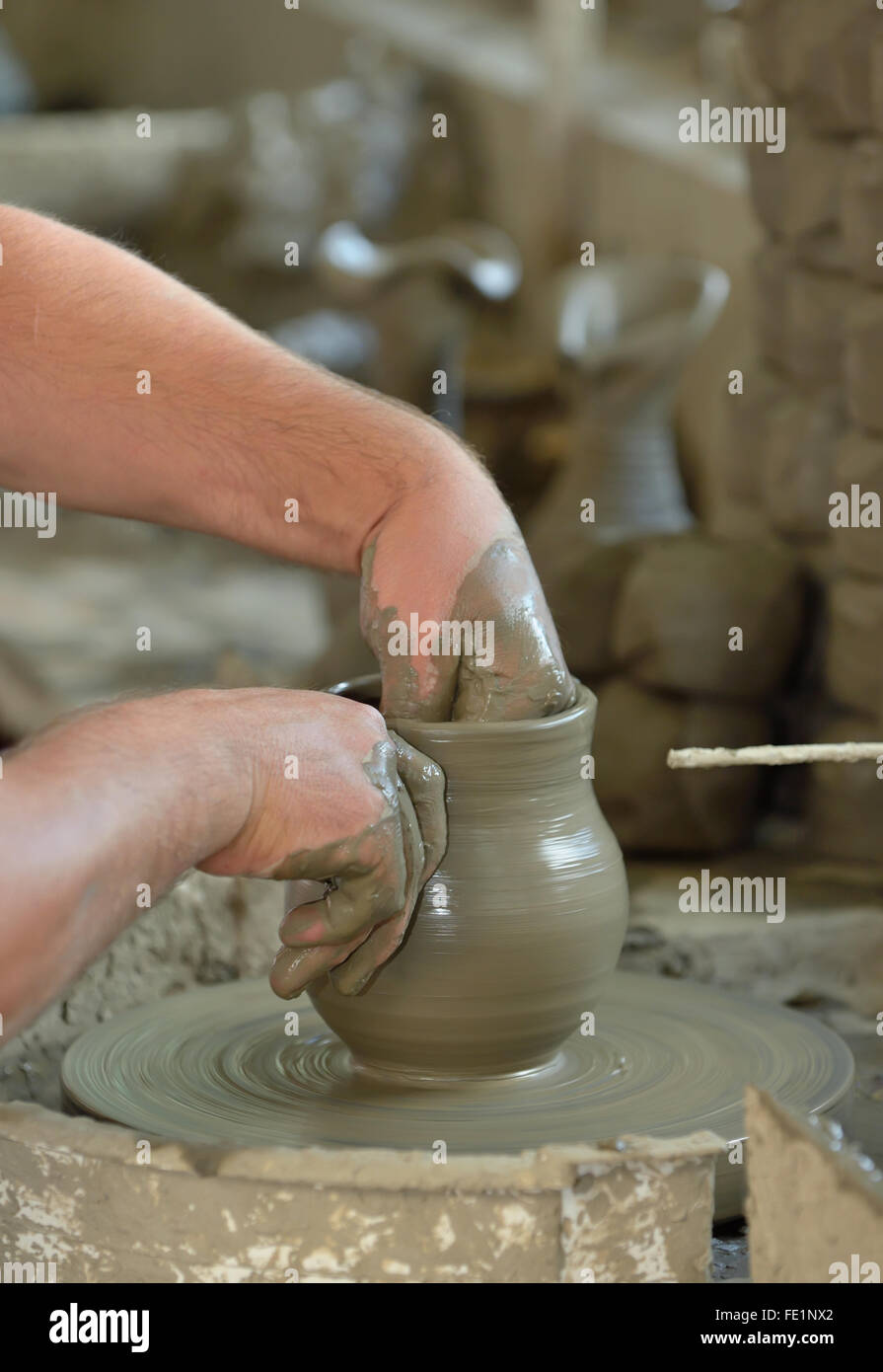 Handwerker-Hände machen Tontopf in Werkstatt Stockfoto