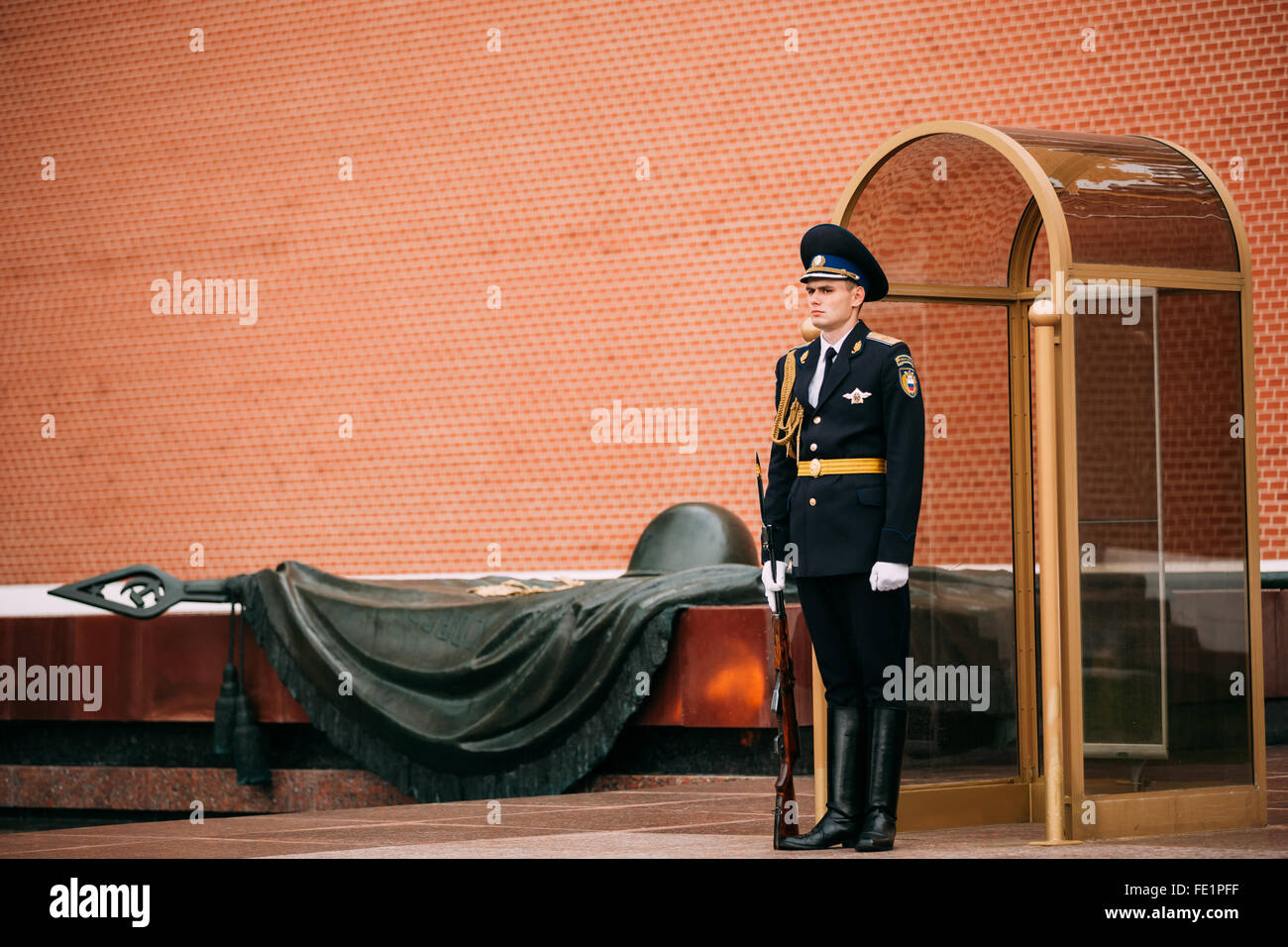 Post-Ehrengarde bei der ewigen Flamme in Moskau am Grab des unbekannten Soldaten in der Alexander-Garten, Russland Stockfoto