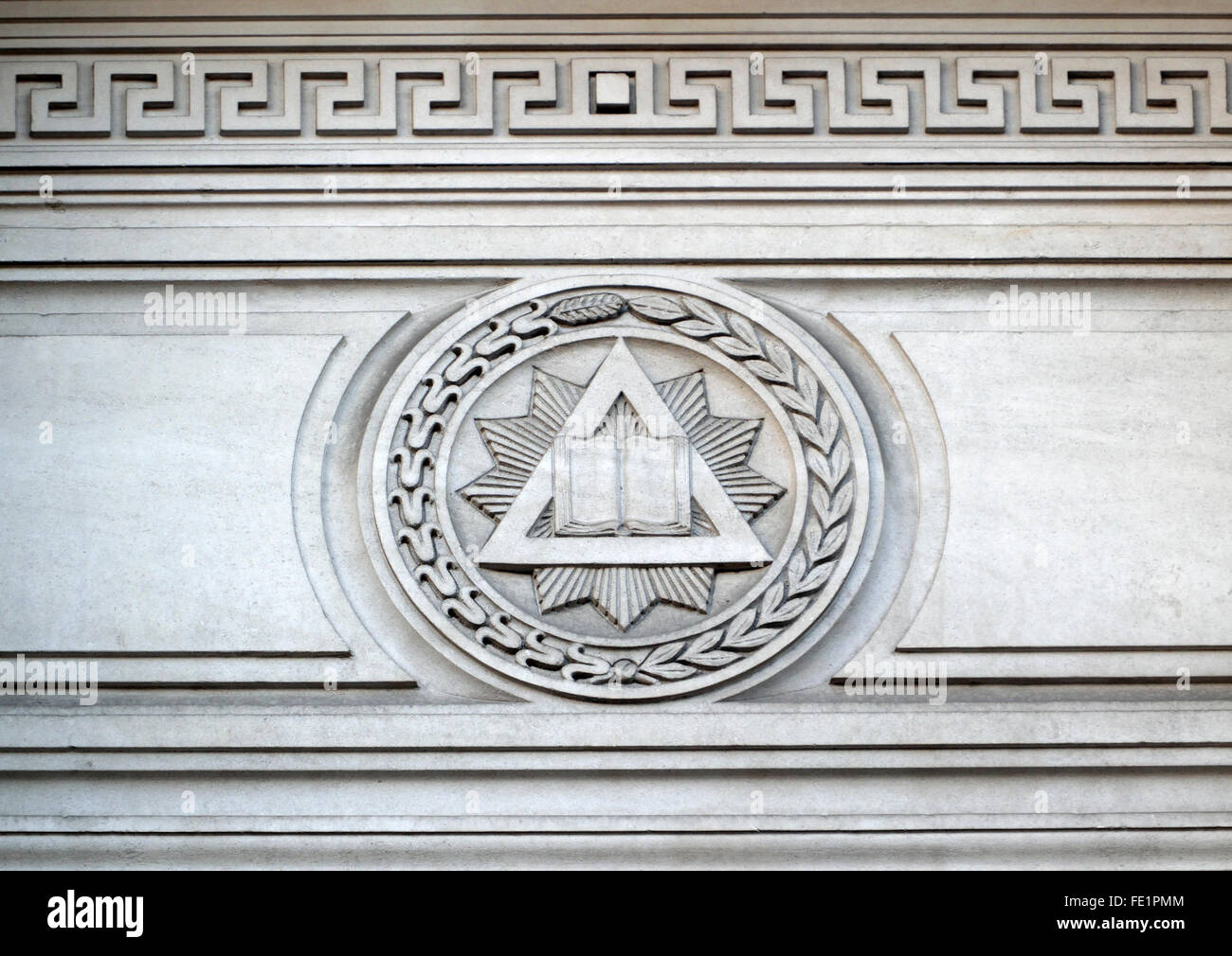 London, England, Vereinigtes Königreich. Freemasons' Hall, Great Queen Street. Detail mit der Bibel Stockfoto