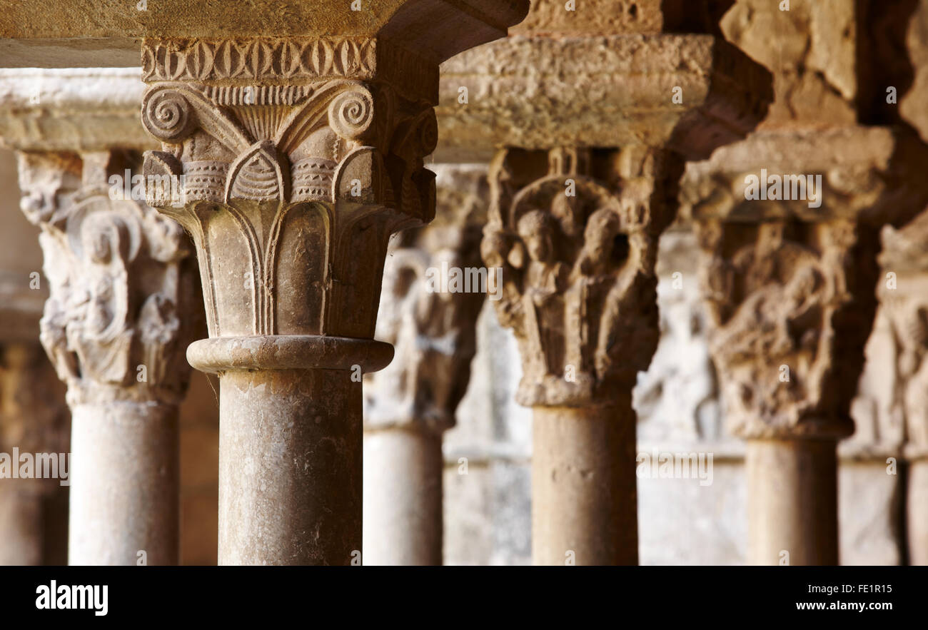 Romanische Kapitelle und Säulen in warmen Tönen gehalten. Horizontale. Spanien. Stockfoto