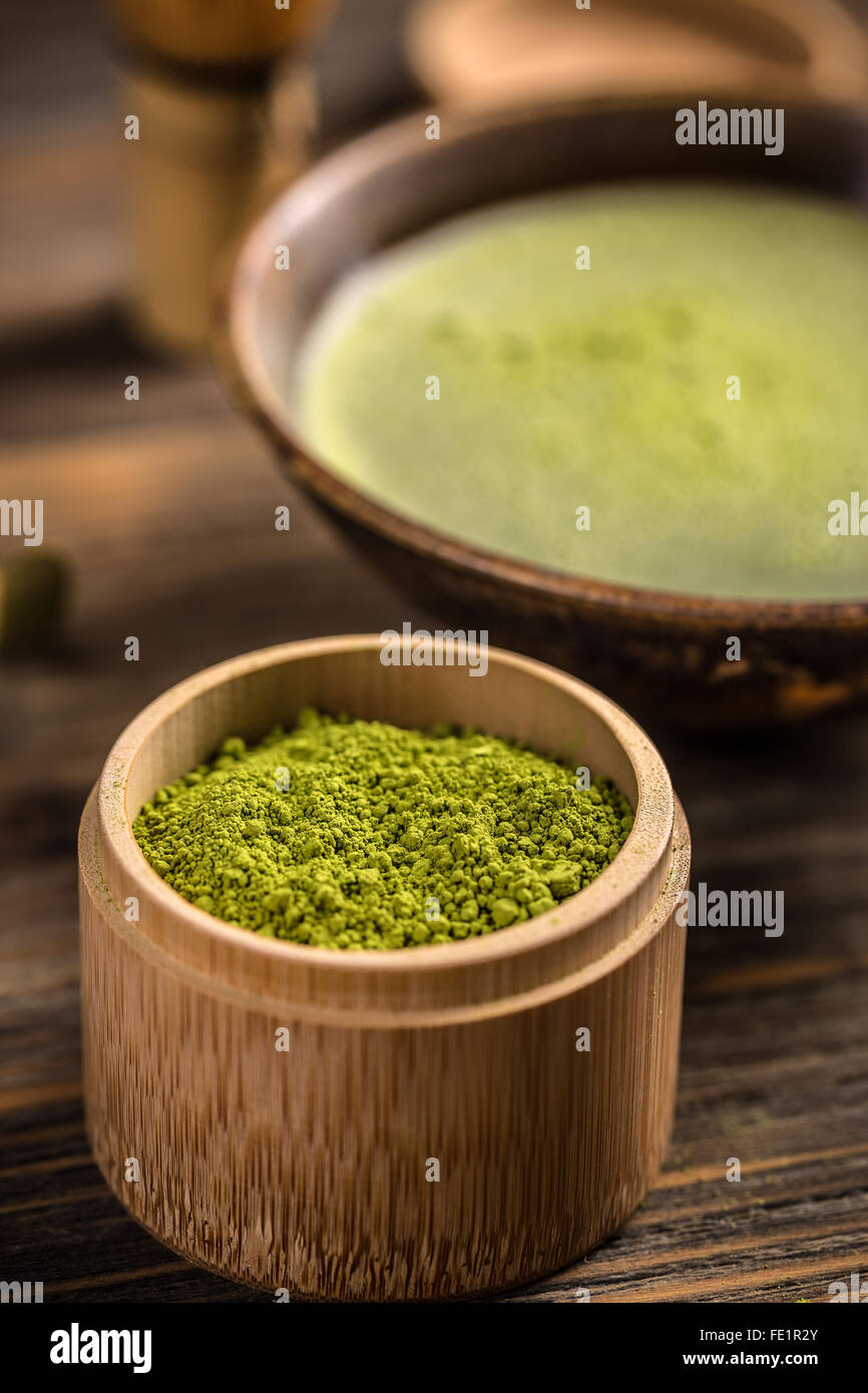 Matcha, Grüntee Pulver in Bambusschüssel Stockfoto