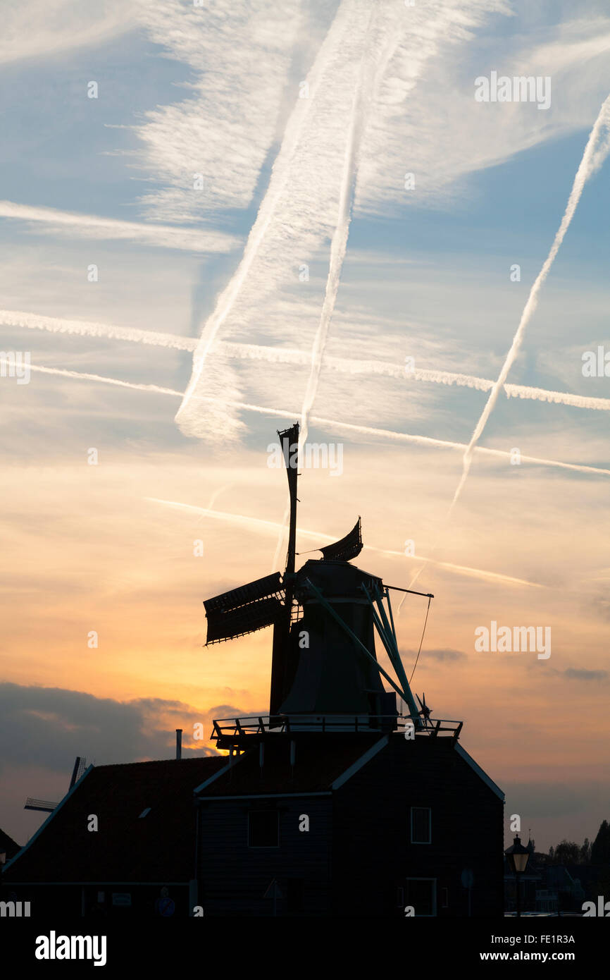 Holländische Windmühlen / wind Mühlen / Windmühle / wind Mühlen in Zaanse Schans, Holland, Niederlande. Bei Sonnenuntergang Sonnenuntergang / rot Einstellung Stockfoto