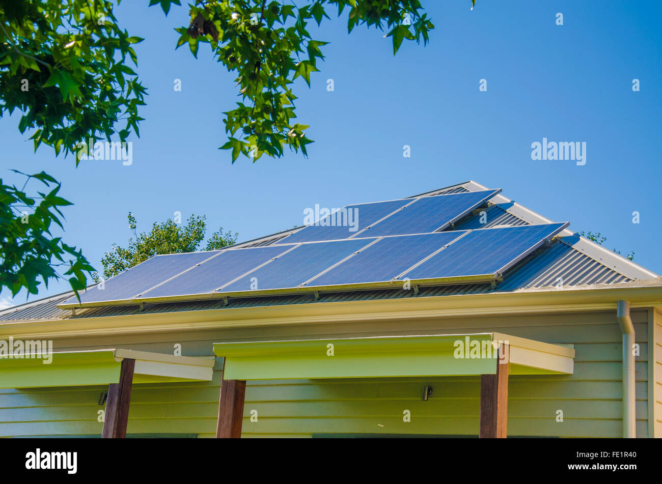 Sonnenkollektoren auf einem Stahldach eines modernen Hauses in Australien Stockfoto