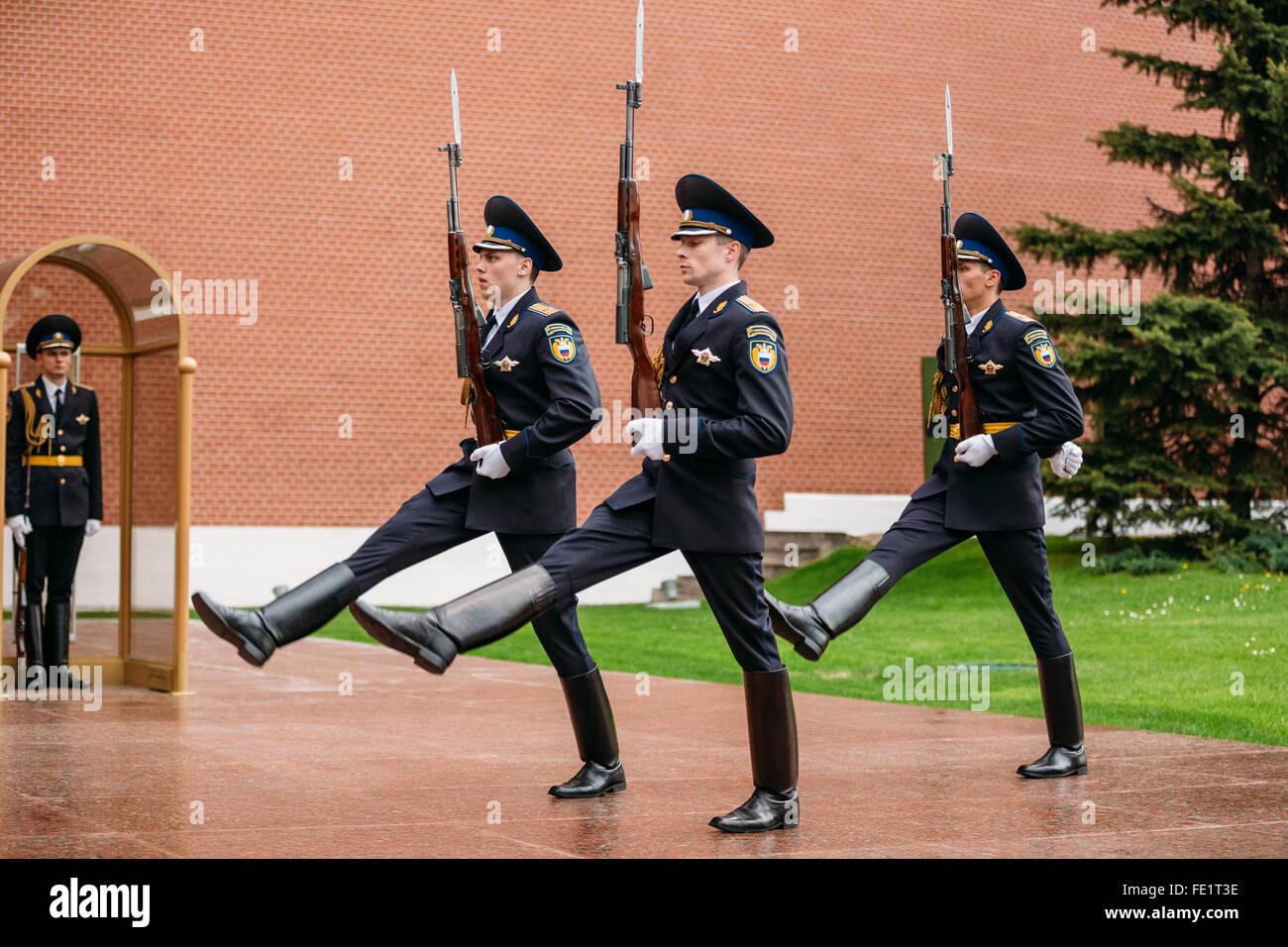 Post-Ehrengarde bei der ewigen Flamme in Moskau am Grab des unbekannten Soldaten in der Alexander-Garten, Russland Stockfoto