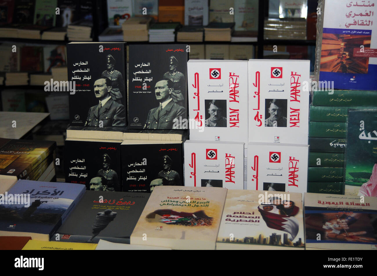 Eine ständig gefundene Lesung am arabischen Buchmessen: Adolf Hitlers "Mein Kampf", hier neben der Biographie von Rochus Misch mit dem Titel "Der Leibwaechter Hitlers erzählt" (lit.) Hitlers Leibwächter berichten). Rochus Misch war Hitlers, aktiven und SS Oberscharfuehrer (Feldwebel) und starb im Jahr 2013 in Berlin. Das Foto wurde bei der Eröffnung der 47. Internationalen Buchmesse in Kairo, Ägypten, 27. Januar 2016. Foto: Matthias Toedt - kein Draht-Dienst- Stockfoto