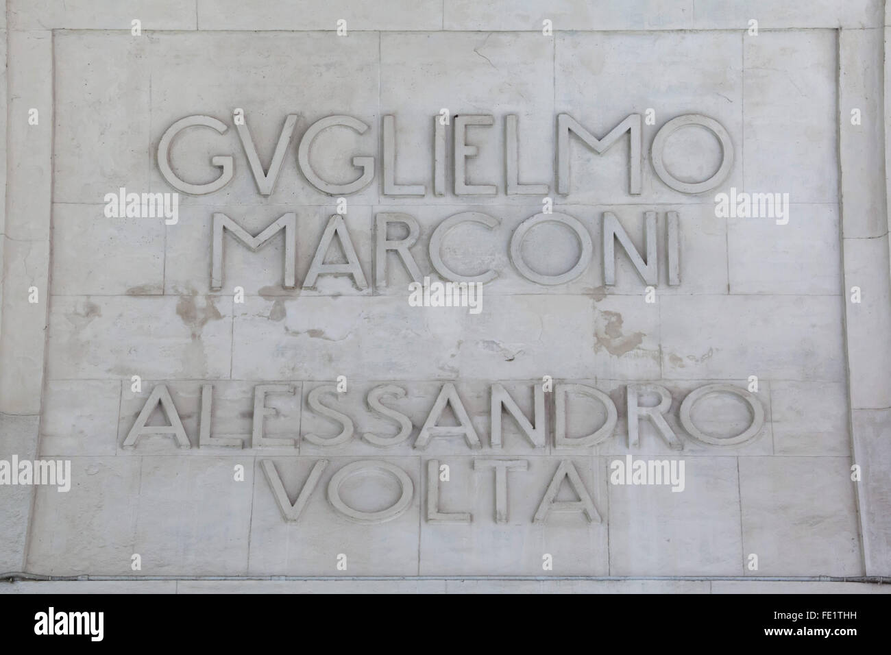 Namen der italienischen Erfinder Guglielmo Marconi und Alessandro Volta erschien in der Vorhalle des zentralen Bahnhof (Stazione di Milano Centrale) in Mailand, Lombardei, Italien. Stockfoto