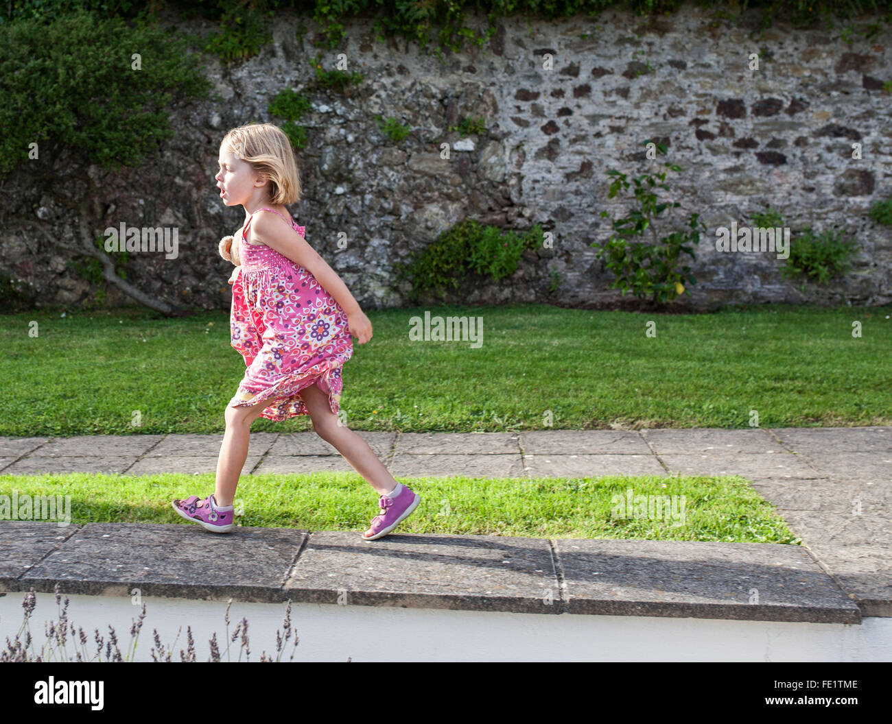 Mädchen zu Fuß schnell Stockfoto