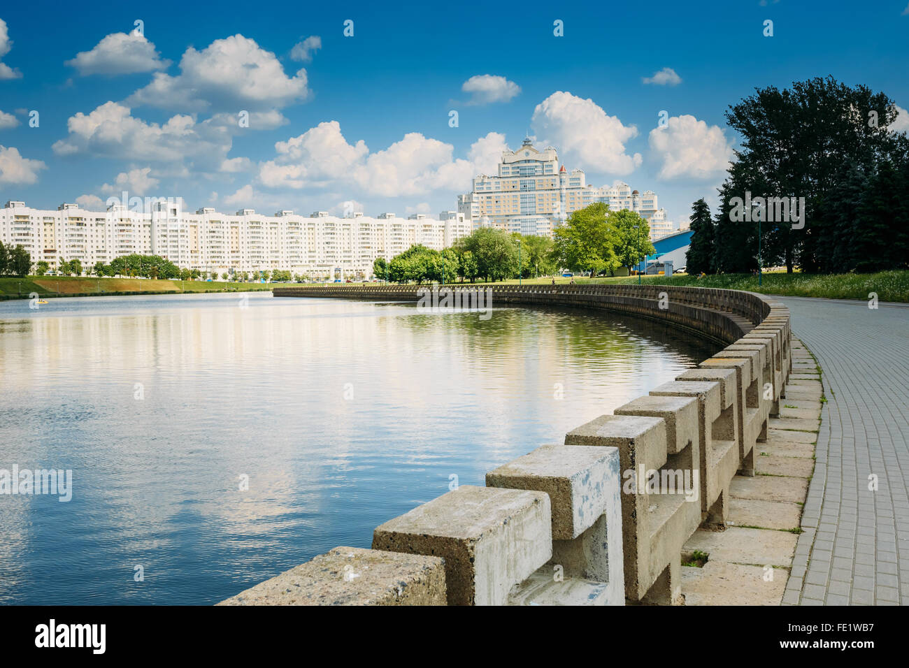 Stadtbild Ansicht der Wohnarchitektur der Wohnhäuser am Nemiga, Minsk, Belarus vom Ufer des Flusses Swislotsch. Stockfoto