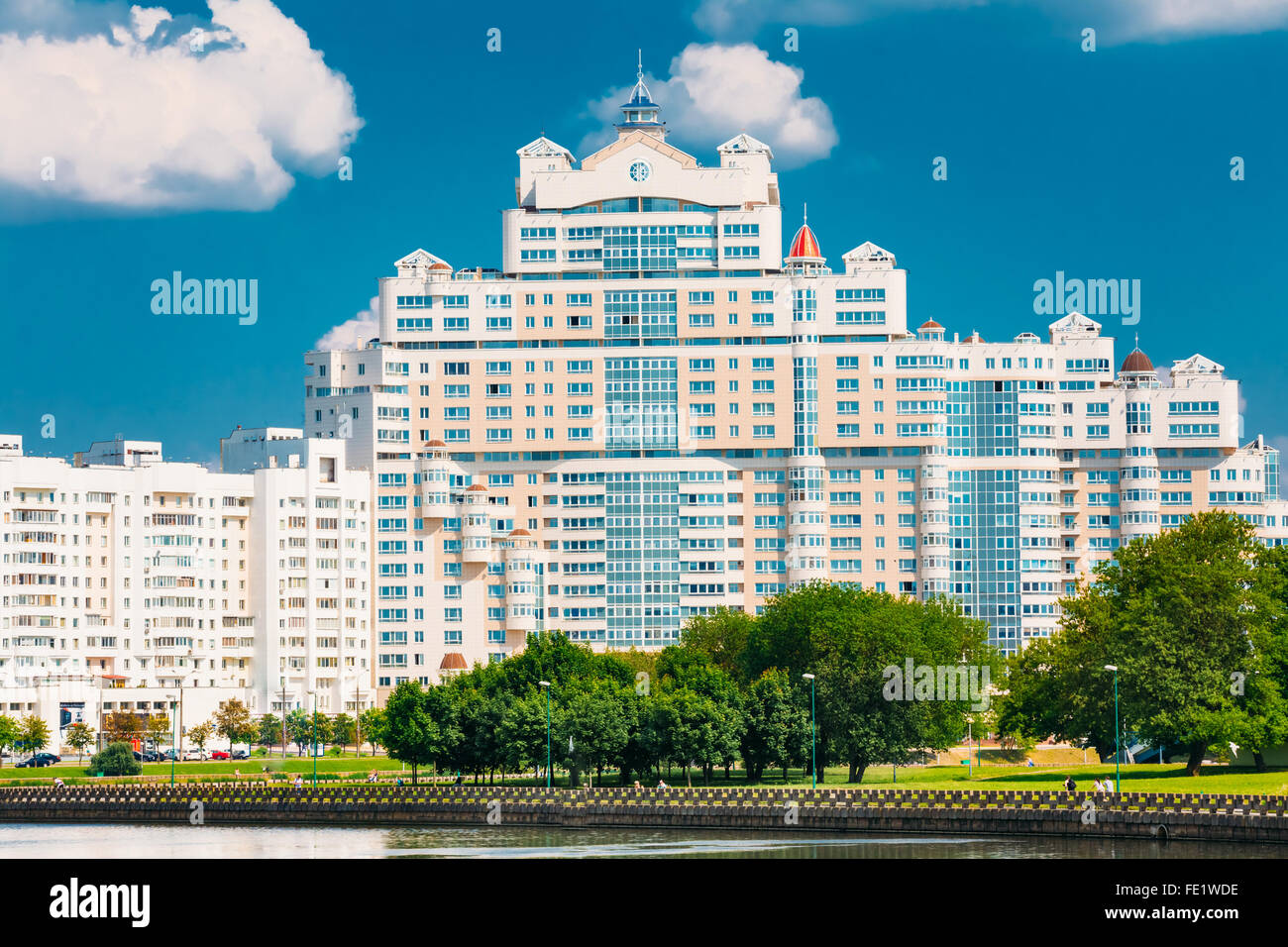Neue Elite Wohnarchitektur in Minsk, Weißrussland. Appartementhaus für das Leben. Blick vom Ortsteil Nemiga im Sommer tagsüber. Stockfoto