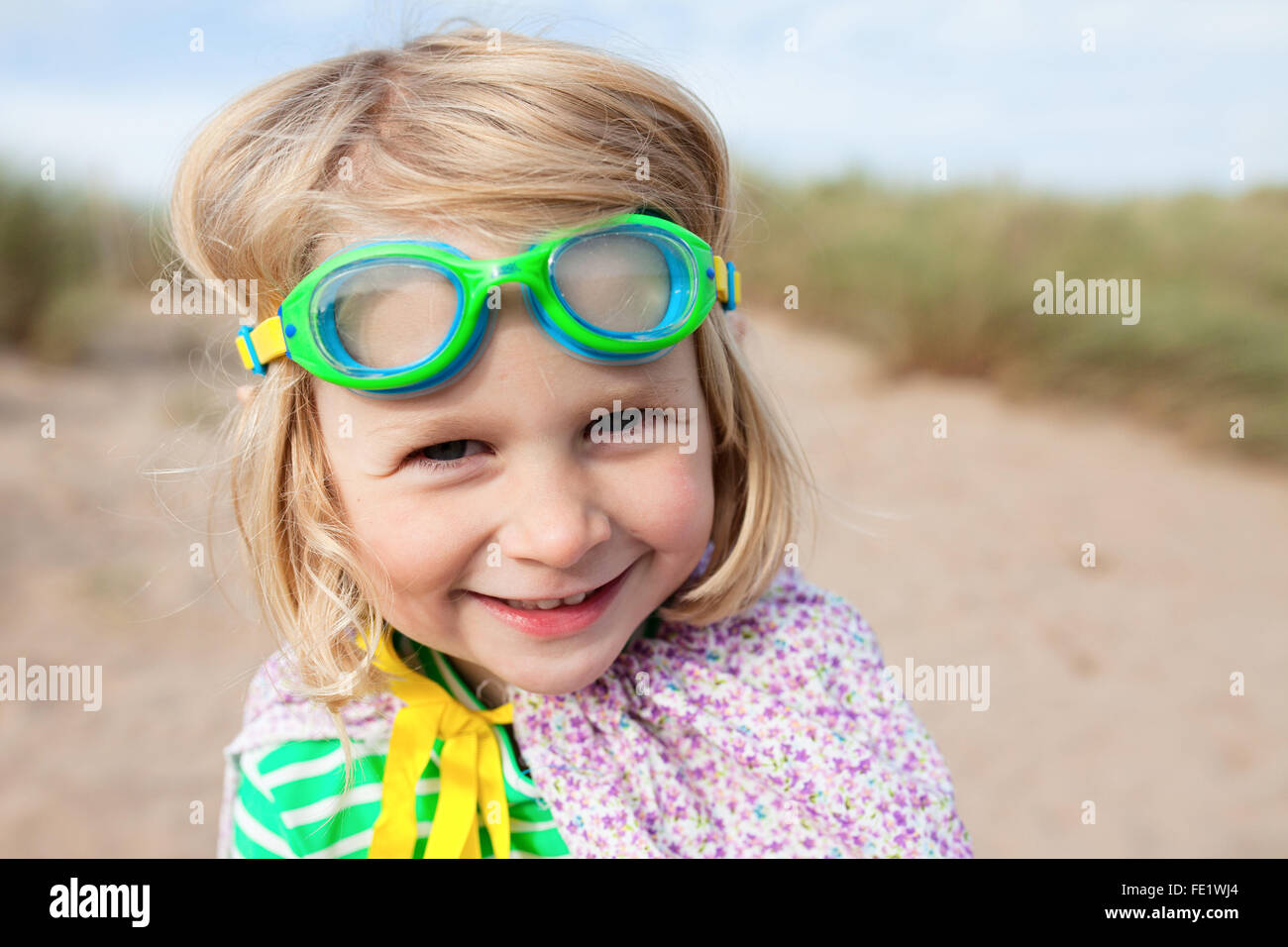 Super-Helden-Mädchen am Strand Stockfoto