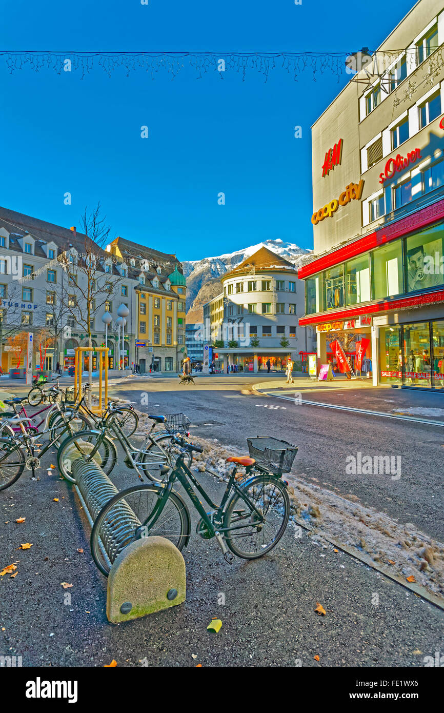 CHUR, Schweiz 1. Januar 2014 Straße mit Fahrrädern in der Churer Altstadt. Chur ist CHUR, Schweiz 1. Januar 2014 Straße mit Fahrrädern in der Churer Altstadt. Chur ist