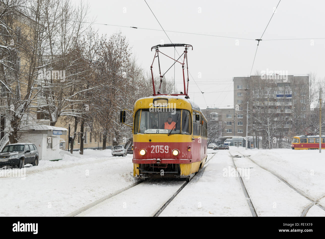 UFA - Russland 16. Januar 2016 - gelbe öffentlichen Trolley Bus Straßenbahn weiterhin wesentliche Transport Menschen trotz t Stockfoto