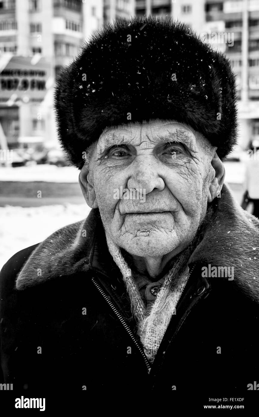 UFA - Russland 11. Januar 2016 - eine ältere Rentner in die Kamera starrt, als er aufhört um zu reden, wie er seinen täglichen Spaziergang nimmt Stockfoto