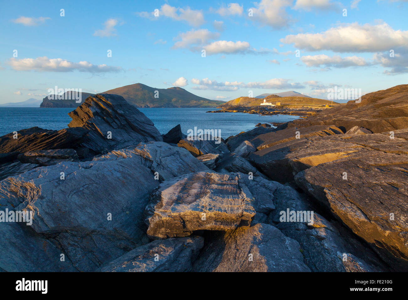 Felsige Küste in der Nähe von Cromwell Point Leuchtturm, Valentia Island, County Kerry, Irland. Stockfoto