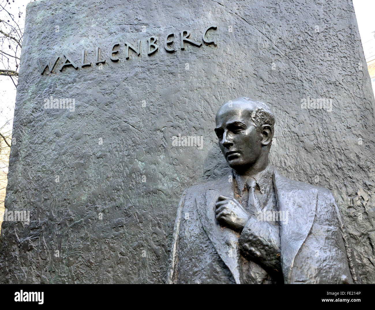 London, England, Vereinigtes Königreich. Denkmal für Raoul Wallenberg in Great Cumberland Place, Marylebone. Schwedischer Diplomat (1912-c1945)... Stockfoto