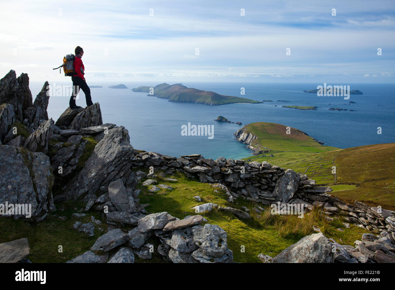 Walker über Slea Head und die Blasket Islands von Eagle Mountain, County Kerry, Irland. Stockfoto