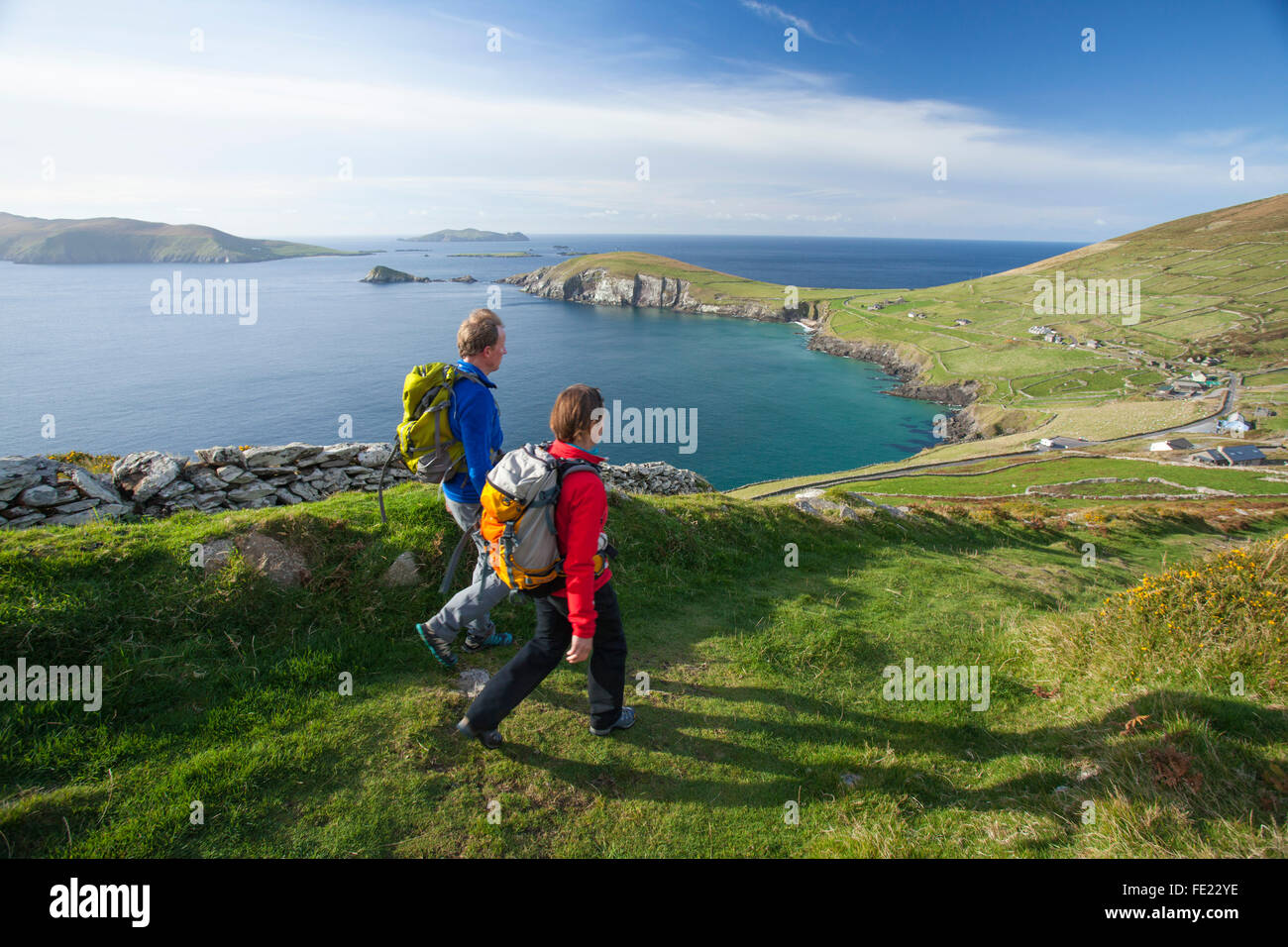Wanderer auf dem Dingle Way über Slea Head, Halbinsel Dingle, County Kerry, Irland. Stockfoto