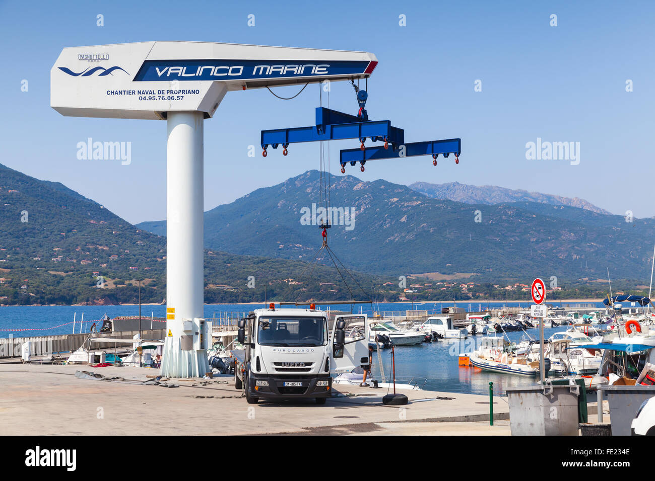 Propriano, Frankreich - 3. Juli 2015: Yacht Kran im Hafen von Propriano Ferienort, südliche Region der Insel Korsika, Frankreich Stockfoto