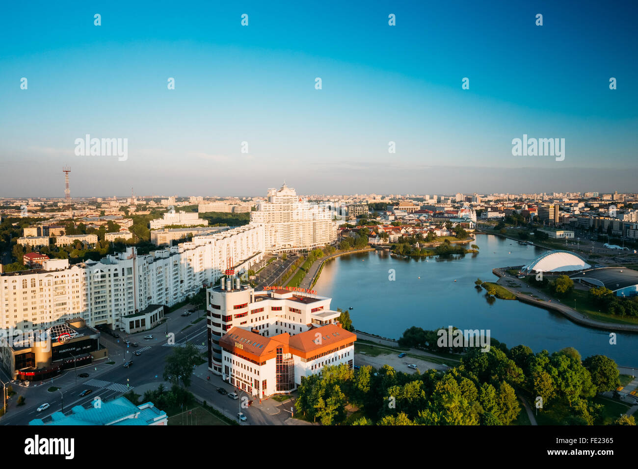 Geräumige Luftaufnahme der Stadt Minsk, Belarus. Szene von Nyamiha, Nemiga Bezirk und Swislatsch Flusses, Minsk, Belarus Stockfoto