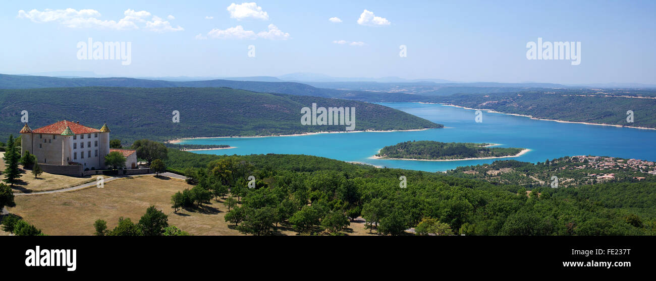 Panoramablick auf die Burg Aiguines und der See von Sainte-Croix, Südostfrankreich Stockfoto
