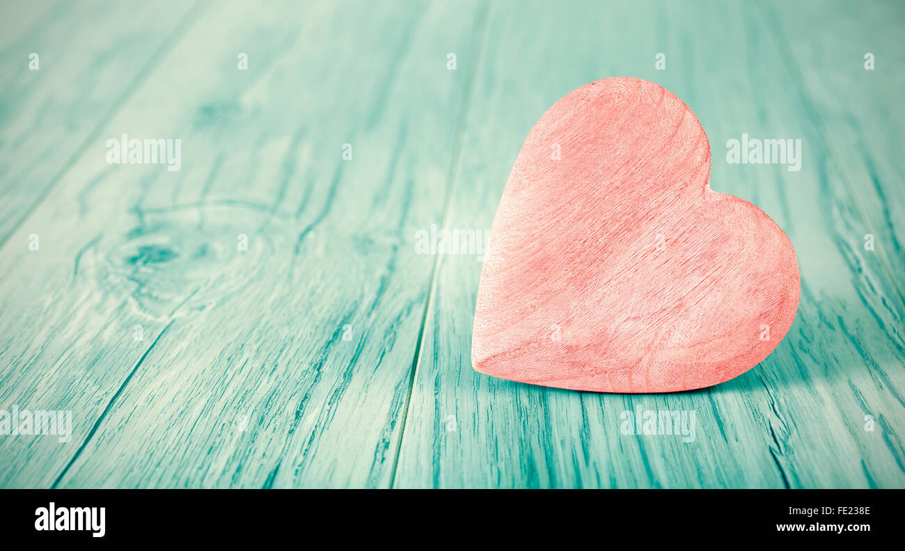 Gecrosst wird Herz auf hölzernen Hintergrund, Platz für Text. Stockfoto
