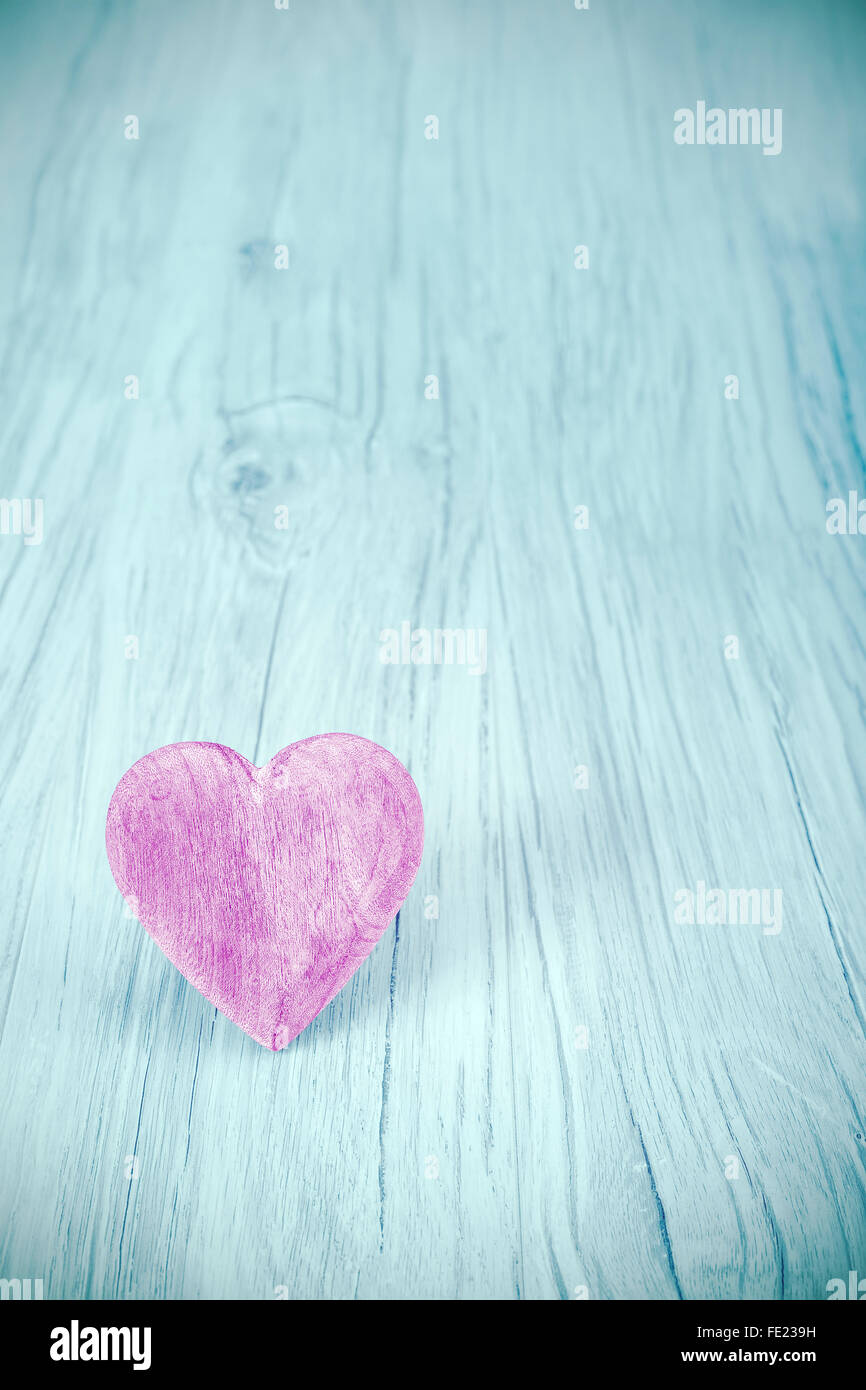Retro-stilisierten Herzen auf hölzernen Hintergrund, Platz für Text. Stockfoto