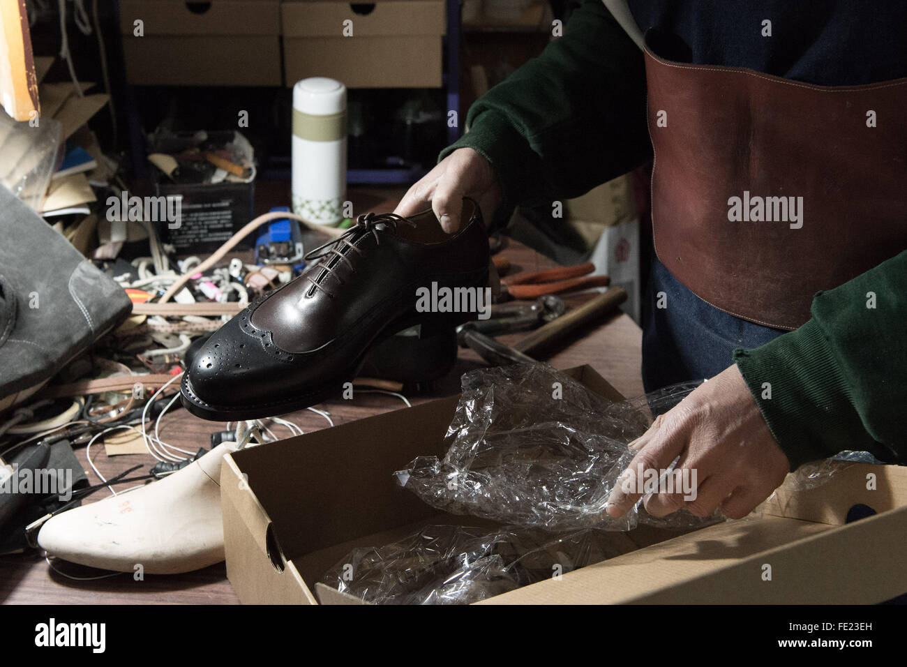 (160204)--Peking, 4. Februar 2016 (Xinhua)--Zhang Guoqing zeigt ein paar fertige Brogue Schuhe in seiner Werkstatt in Peking, Hauptstadt von China, 1. Februar 2016. Tief in den Hutongs von Zentrum von Peking, die 53 Jahre alte Schuster sitzt vor der gebrauchte Nähmaschine ganzen Tag, außer beim schlafen und Essen. "Ich habe immer geträumt, Schuhe zu machen," sagte Zhang. Er beträgt im Durchschnitt nur zwei Paar Schuhe pro Monat. "Ich beschwöre rund 200 Yuan in der Arbeit pro Tag. Kombiniert mit den Kosten für Material, ein paar Schuhe in meiner Werkstatt ist rund 4000 Yuan. " China hat mehr als 3.000 Jahre Geschichte i Stockfoto