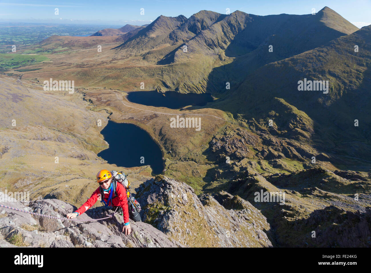 Kletterer auf heulenden Bergrücken oberhalb Hag es Glen, Carrauntoohil, MacGillycuddy Reeks, County Kerry, Irland. Stockfoto