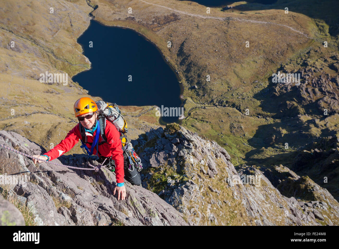 Kletterer auf Howling Ridge, Carrauntoohil, MacGillycuddy Reeks, County Kerry, Irland. Stockfoto