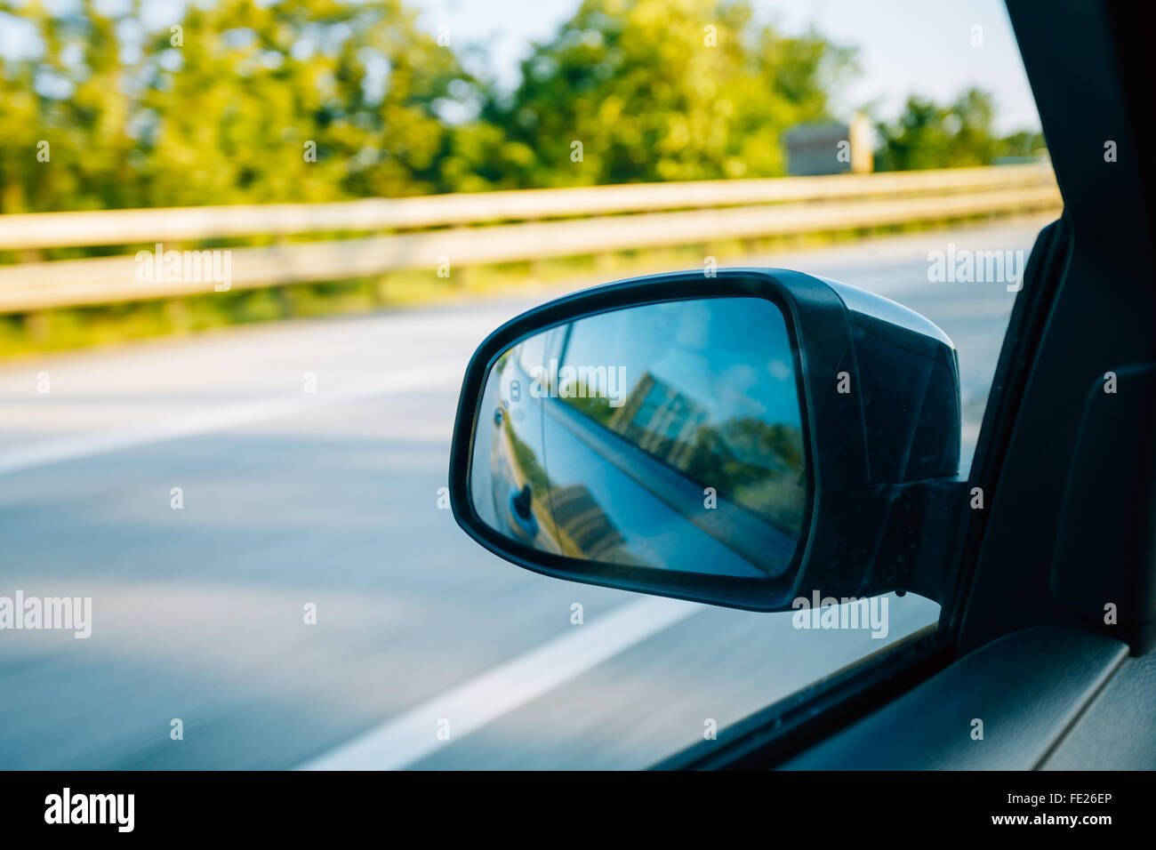 Sommer-Natur Blick aus dem Autofenster. Reisekonzept. Straße, Geschwindigkeit, Emotionen, neue Erfahrungen. Stockfoto