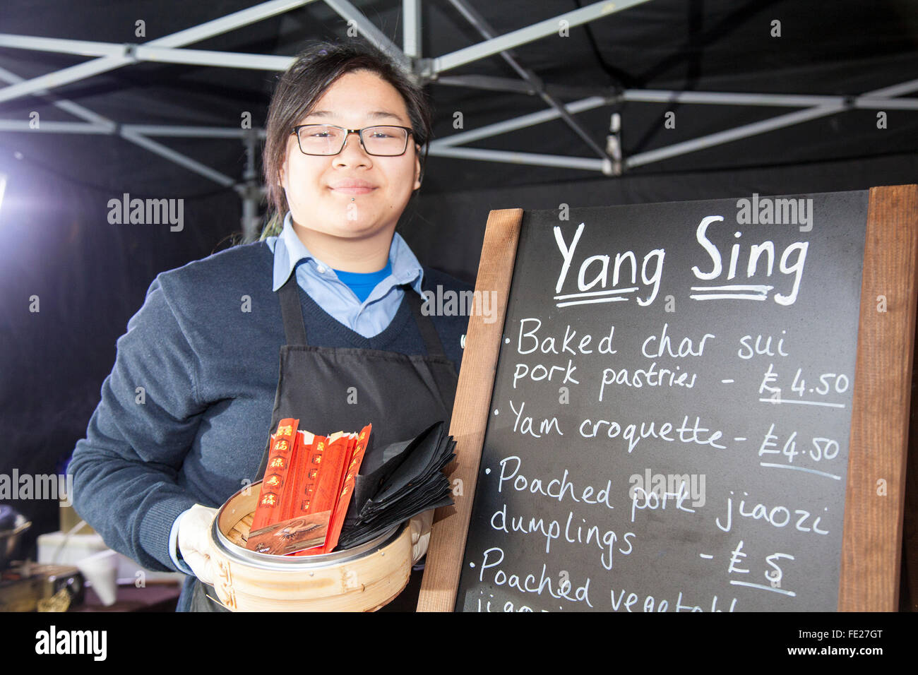 Manchester, Großbritannien. 4. Feb 2016. Das chinesische Neujahr in St Anne's Sq, Manchester. Yvonne Luong von Yang Sing Restaurant, an ihre Nahrung Warenkorb zum Chinesischen Neuen Jahr fördern. Stockfoto