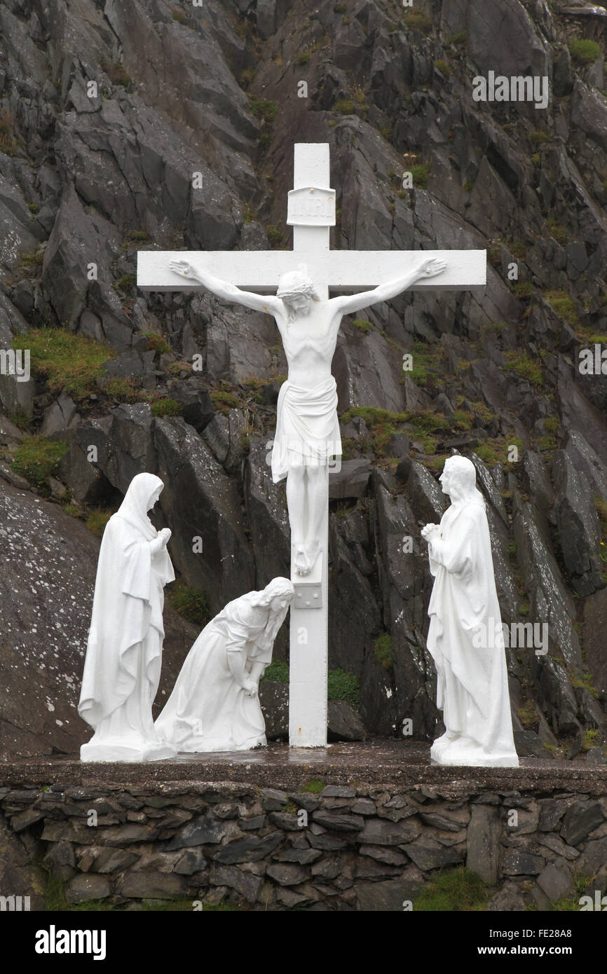 Am Straßenrand Kruzifix und Heiligenstatuen in Dingle-Halbinsel, Slea Head County Kerry, Irland Stockfoto