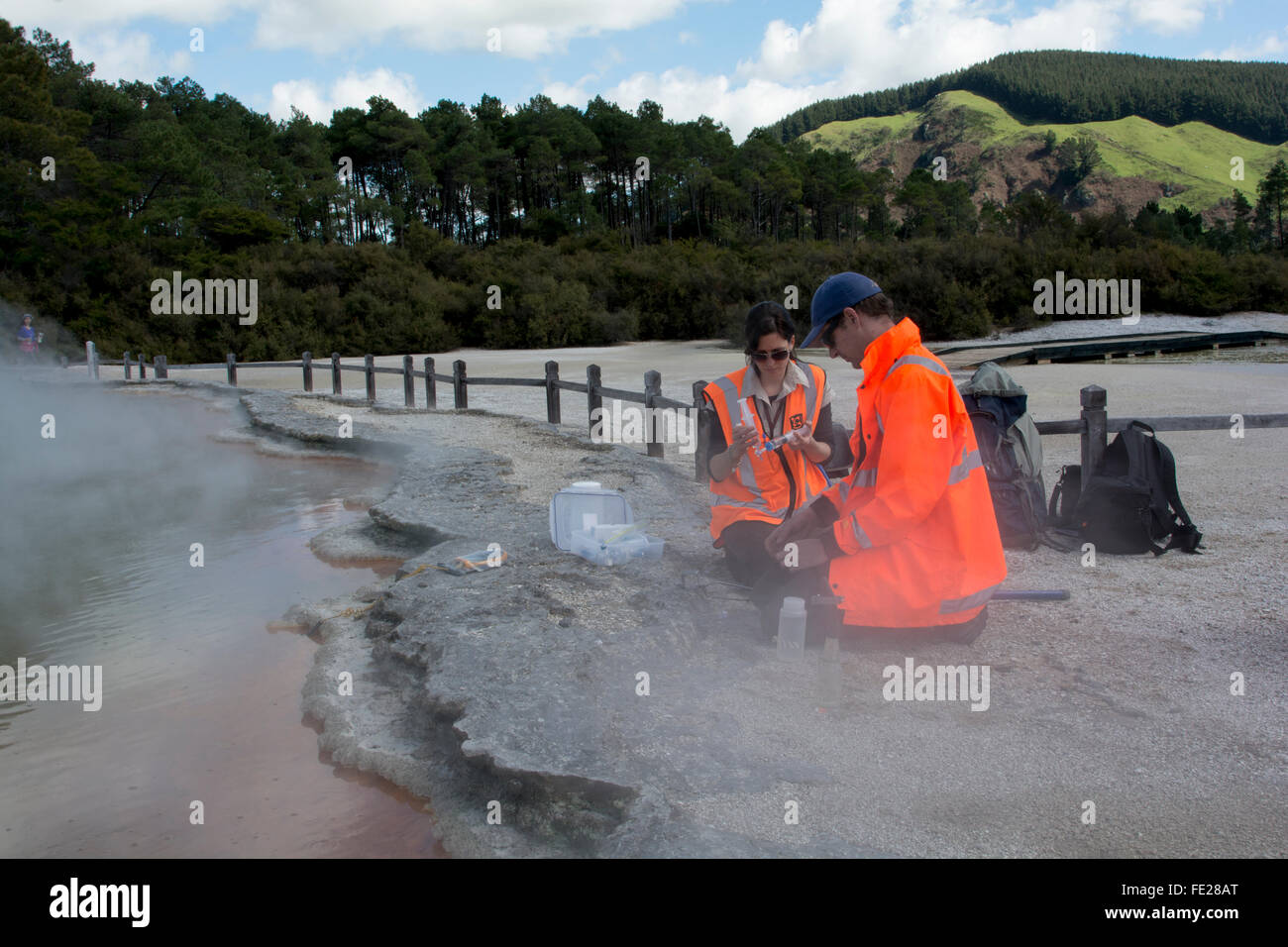 GNS Wissenschaftler Matt Stott und Jean Power Probenahme Mikroorganismen aus der Champagne Pool im Bereich Wai-O-Tapu in Neuseeland. Stockfoto