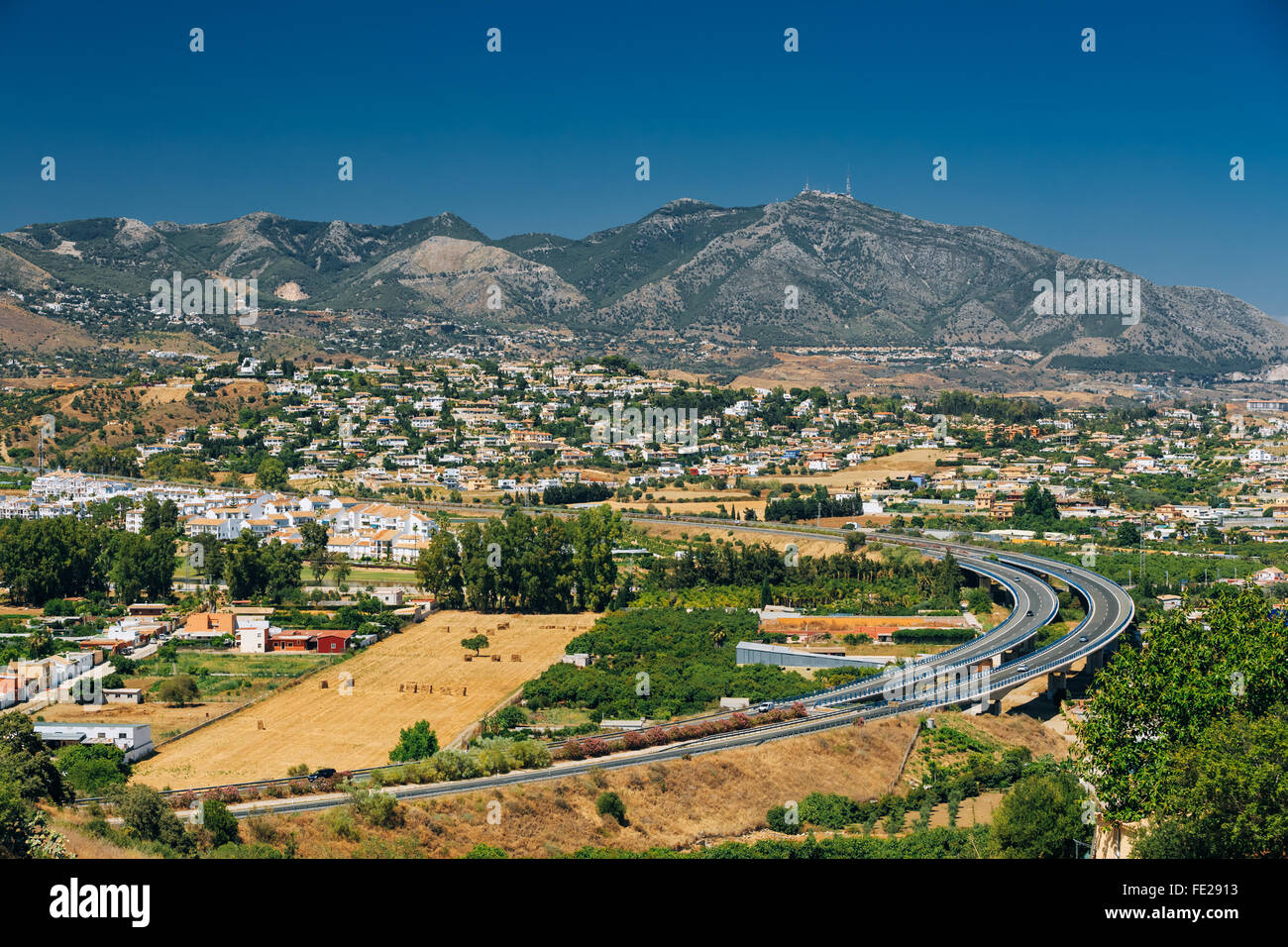 Die Straße in Mijas in Malaga, Andalusien, Spanien. Sommer Stadtbild. Sonniger Tag, Wetter ist gut, blauer Himmel. Stockfoto
