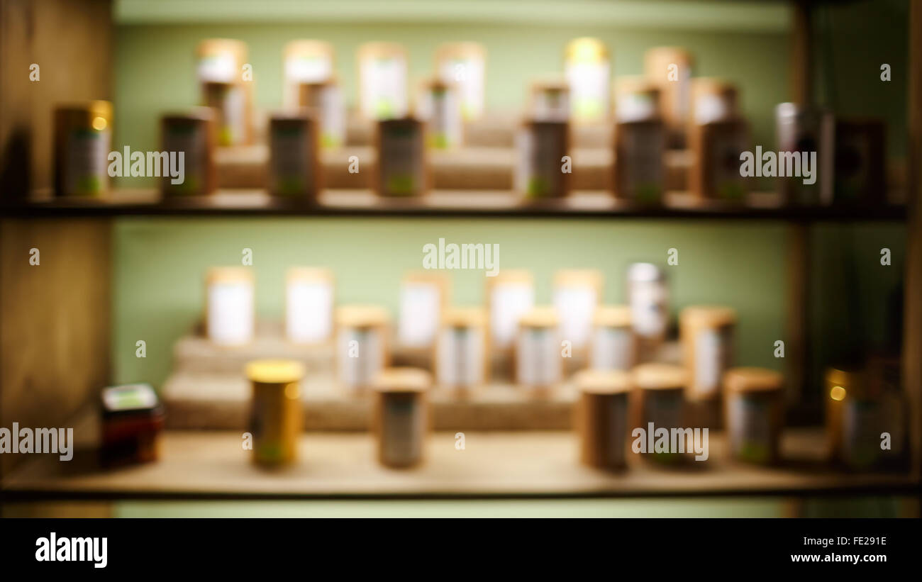 Tee Kaffee Shop Innenraum abstrakte Hintergrundunschärfe, Regale mit Proben, Gegenlicht. Sortiment. Stockfoto