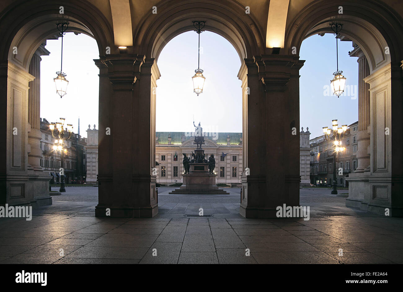 Das Denkmal für Carlo Alberto aus dem Portikus des Palazzo Carignano-Turin, Italien Credit © Roberto Sacco/Sintesi/Alamy Stock P Stockfoto