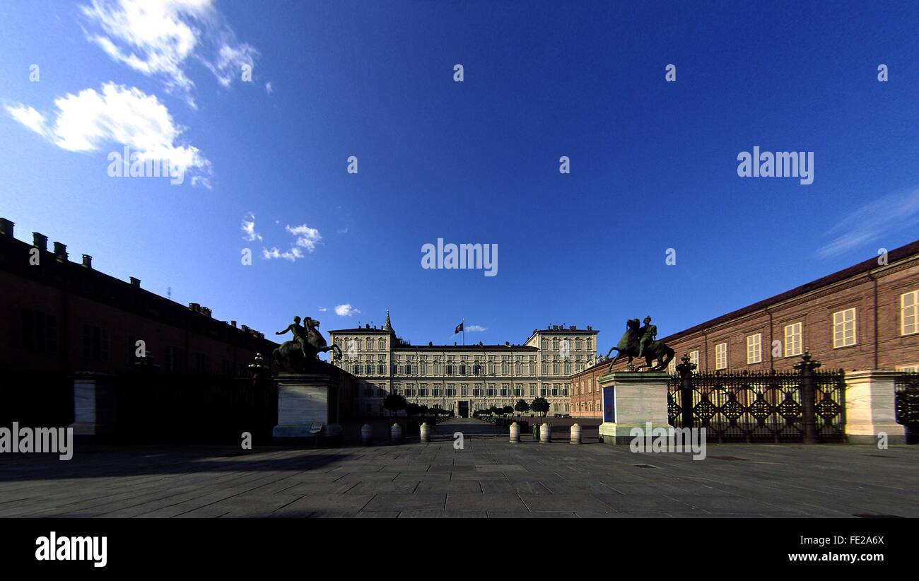 Palazzo Reale und Dioskuren Statue, Piazza Castello, Turin, Piemont, Italien Credit © Roberto Sacco/Sintesi/Alamy Stock Photo Stockfoto