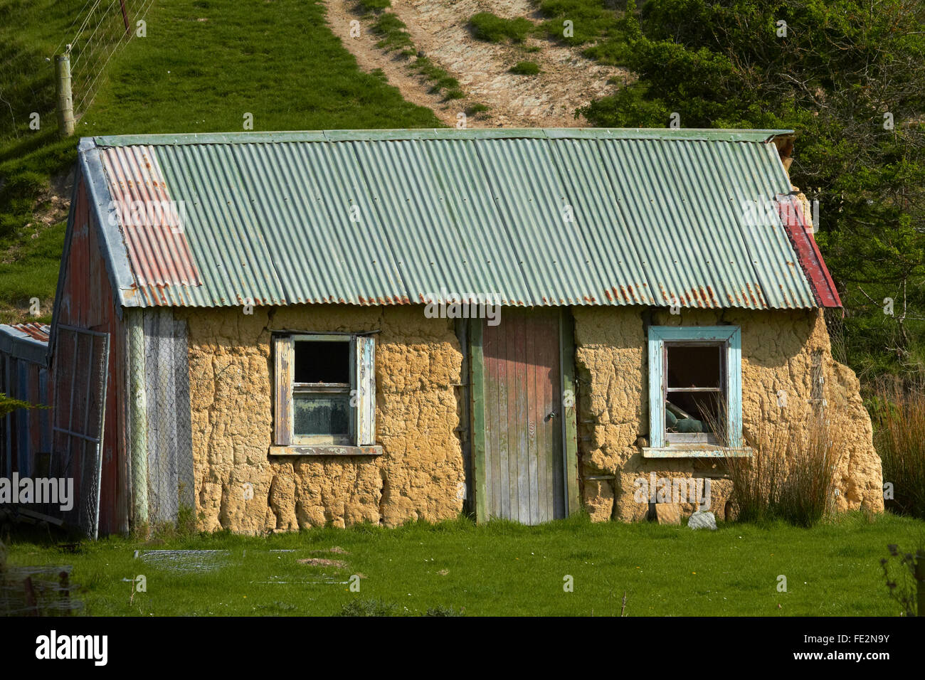 Historischen Sod Cottage in der Nähe von Brighton, Dunedin, Otago, Südinsel, Neuseeland Stockfoto