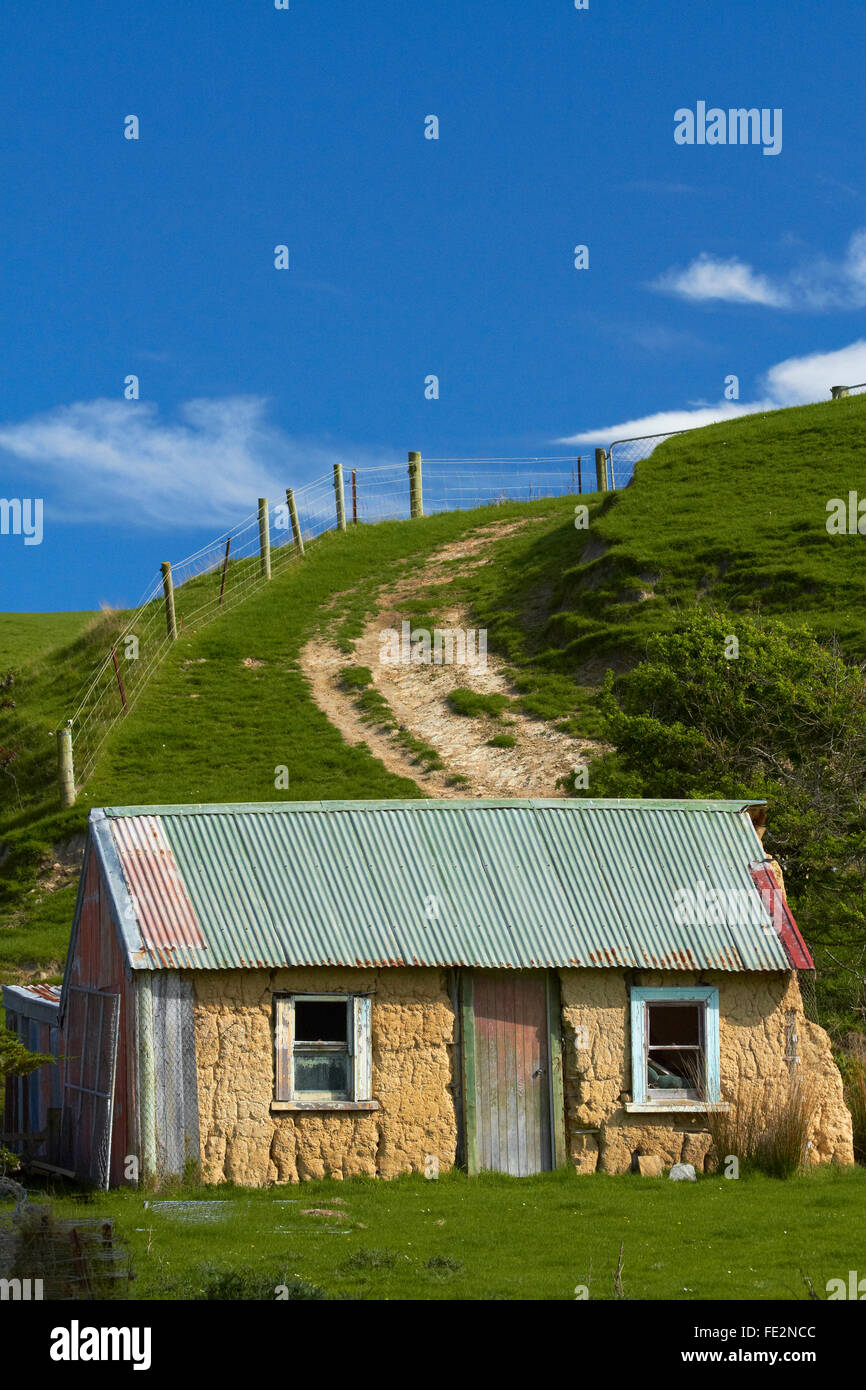 Historischen Sod Cottage in der Nähe von Brighton, Dunedin, Otago, Südinsel, Neuseeland Stockfoto