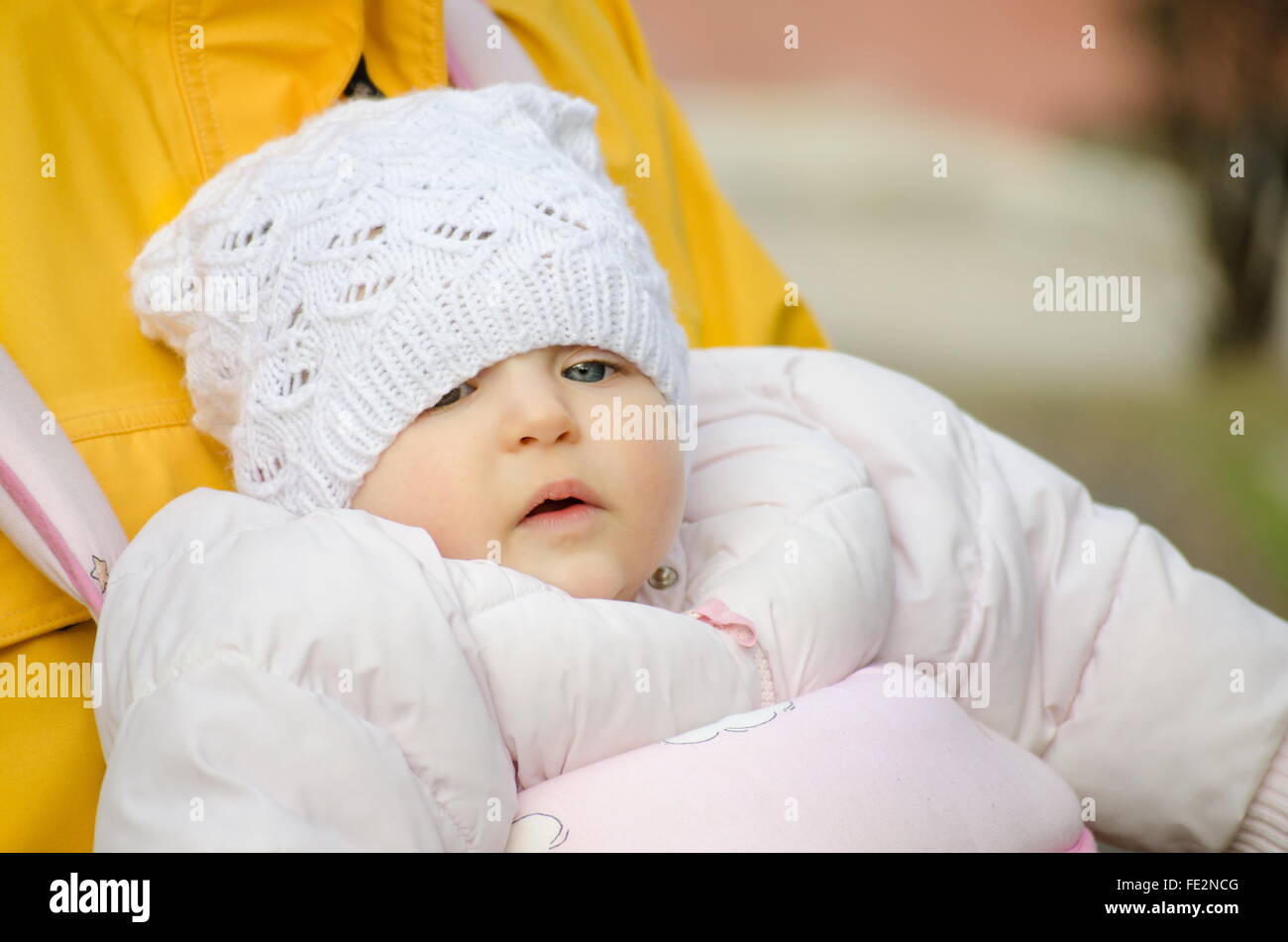 Nahaufnahme eines Babys getragen von ihrem Vater Stockfoto
