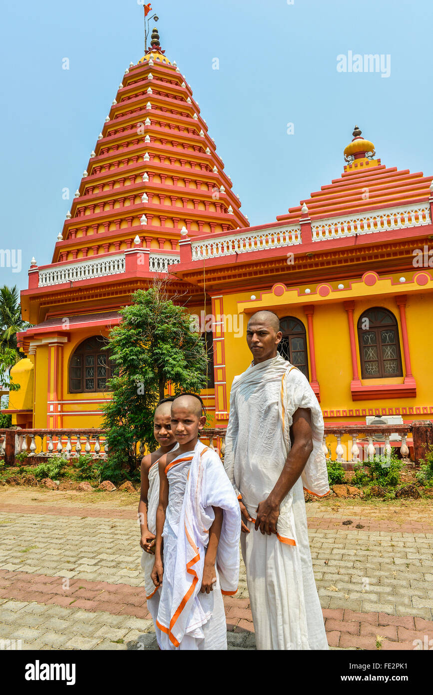 Indien Goa Mönche außerhalb Tapobhumi Hindu-Tempel Stockfoto