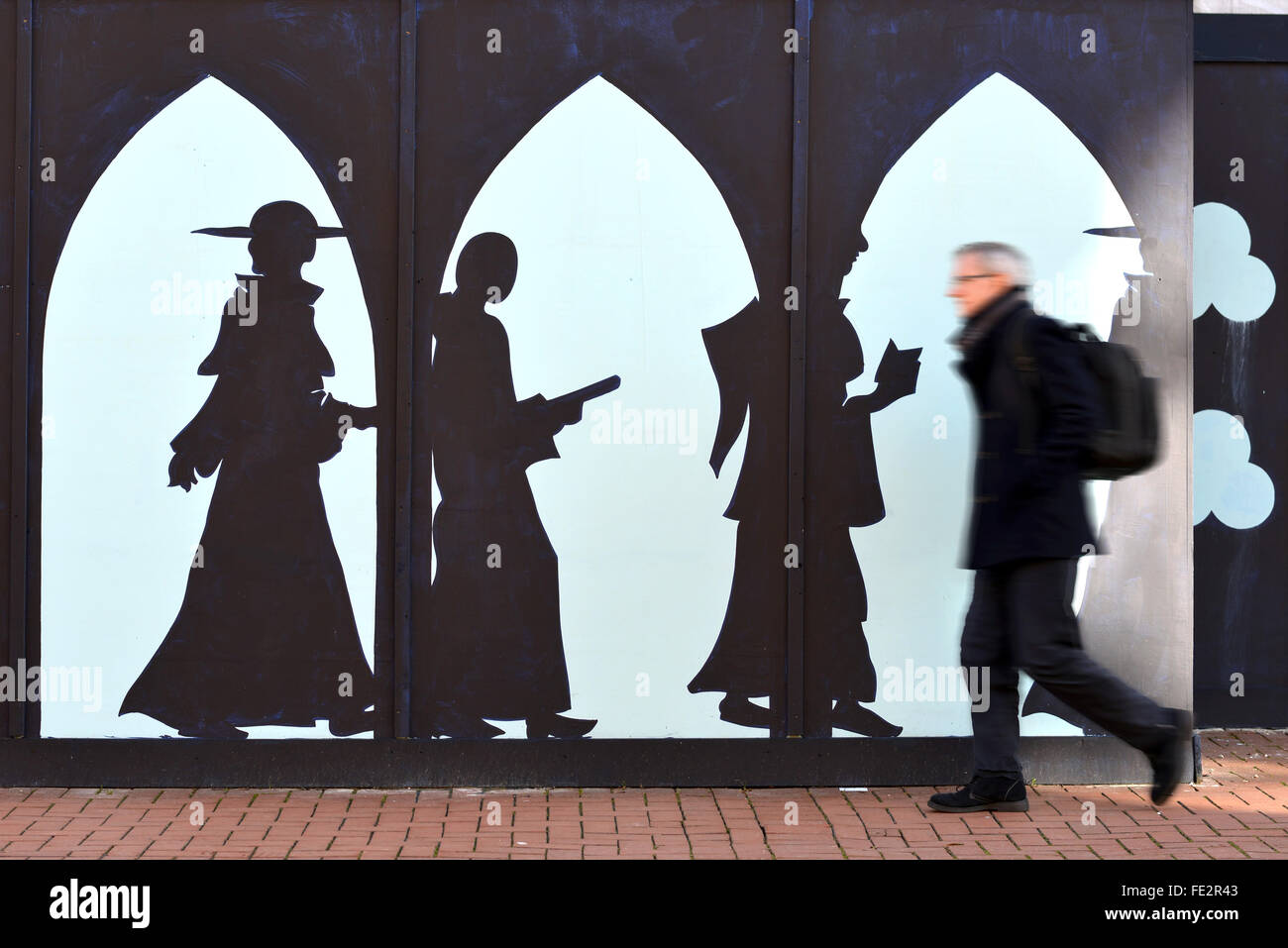 Lewes, UK. 4. Februar 2016. Ein Künstler ist die ansonsten triste Fassade einer Entwicklung im Zentrum der historischen Stadt von Lewes, East Sussex verschönert. Die Darstellungen der Brüder auf die Entwicklung, die einmal Bob-Nachweis Amtsgericht mit einem Premier Inn und Geschäften ersetzt, beziehen sich auf das ehemalige Kloster, dass Occuped die Website für 300 Jahre vor dessen Auflösung von Heinrich VIII. Bildnachweis: Peter Cripps/Alamy Live-Nachrichten Stockfoto